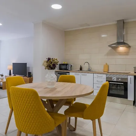 Daire Stylish 2br Retreat In By Lovelystay *