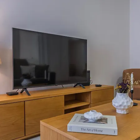 Daire Stylish 2br Retreat In By Lovelystay