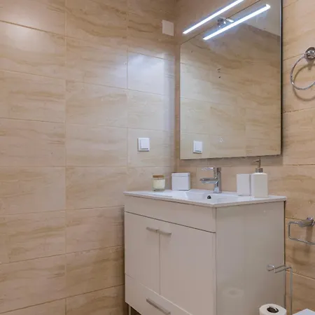 Stylish 2br Retreat In By Lovelystay *
