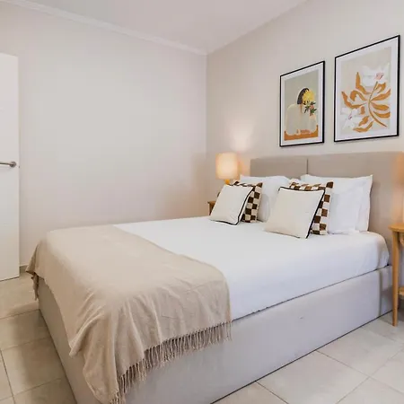 Stylish 2br Retreat In By Lovelystay 리스본