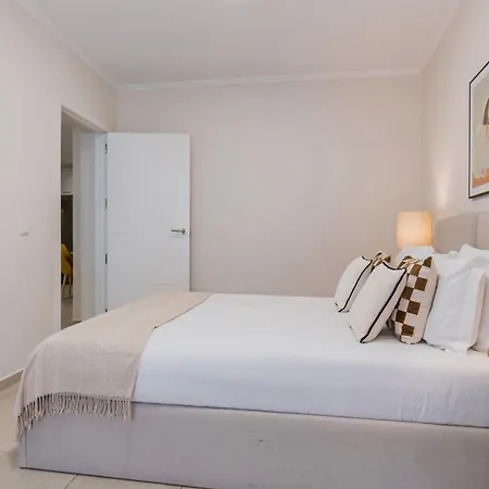 아파트 Stylish 2br Retreat In By Lovelystay