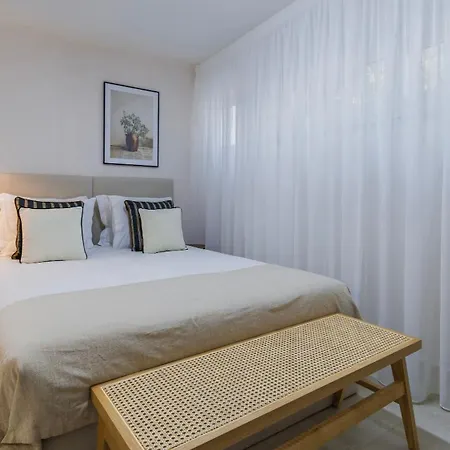 아파트 Stylish 2br Retreat In By Lovelystay