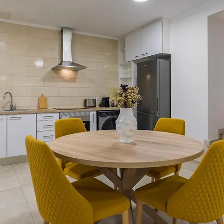 Stylish 2br Retreat In By Lovelystay 리스본