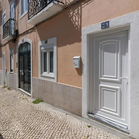 Daire Stylish 2br Retreat In By Lovelystay Lisboa